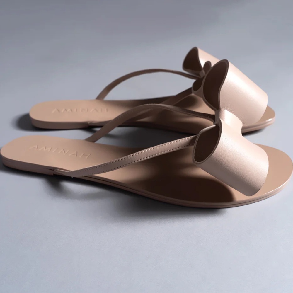 Aminah Abdul Jillil blush flip flop blush bow tie size 9